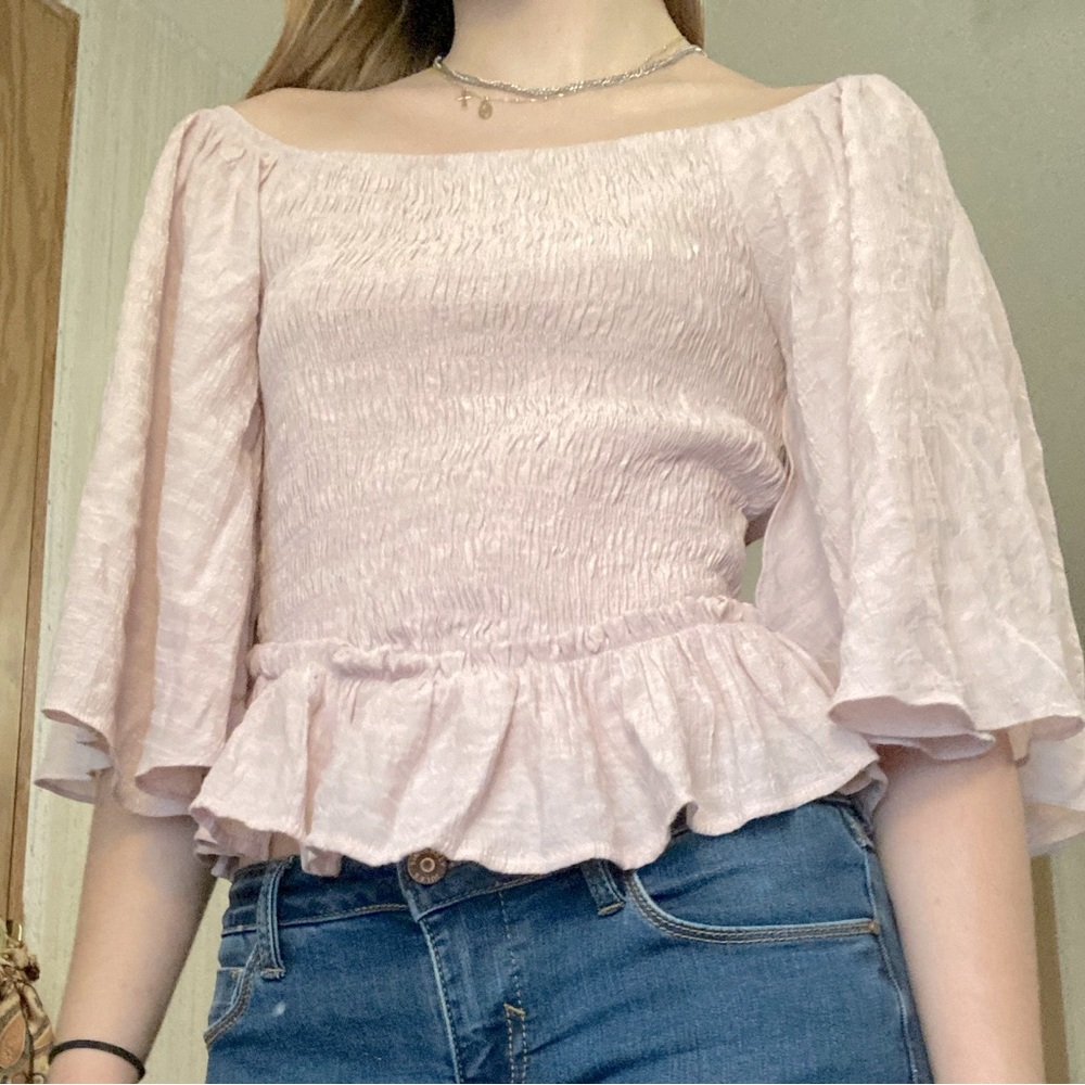 Ruffled light pink top with flow sleeves💖